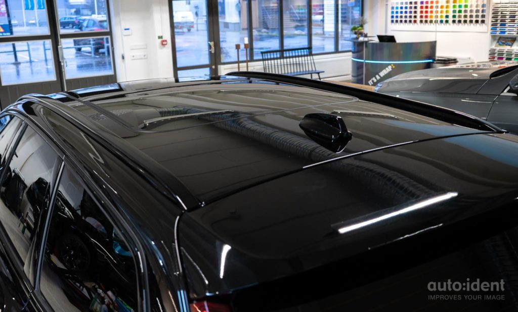 Volvo_v90CC_chromedelete_roof_glossblack