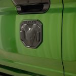 Dodge RamPWF Verdoro Green Kolfiber backspeglar I 3m backspegel close-up detalj