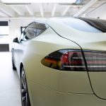 Tesla Model S - Avery Matte Kaki Green baksida
