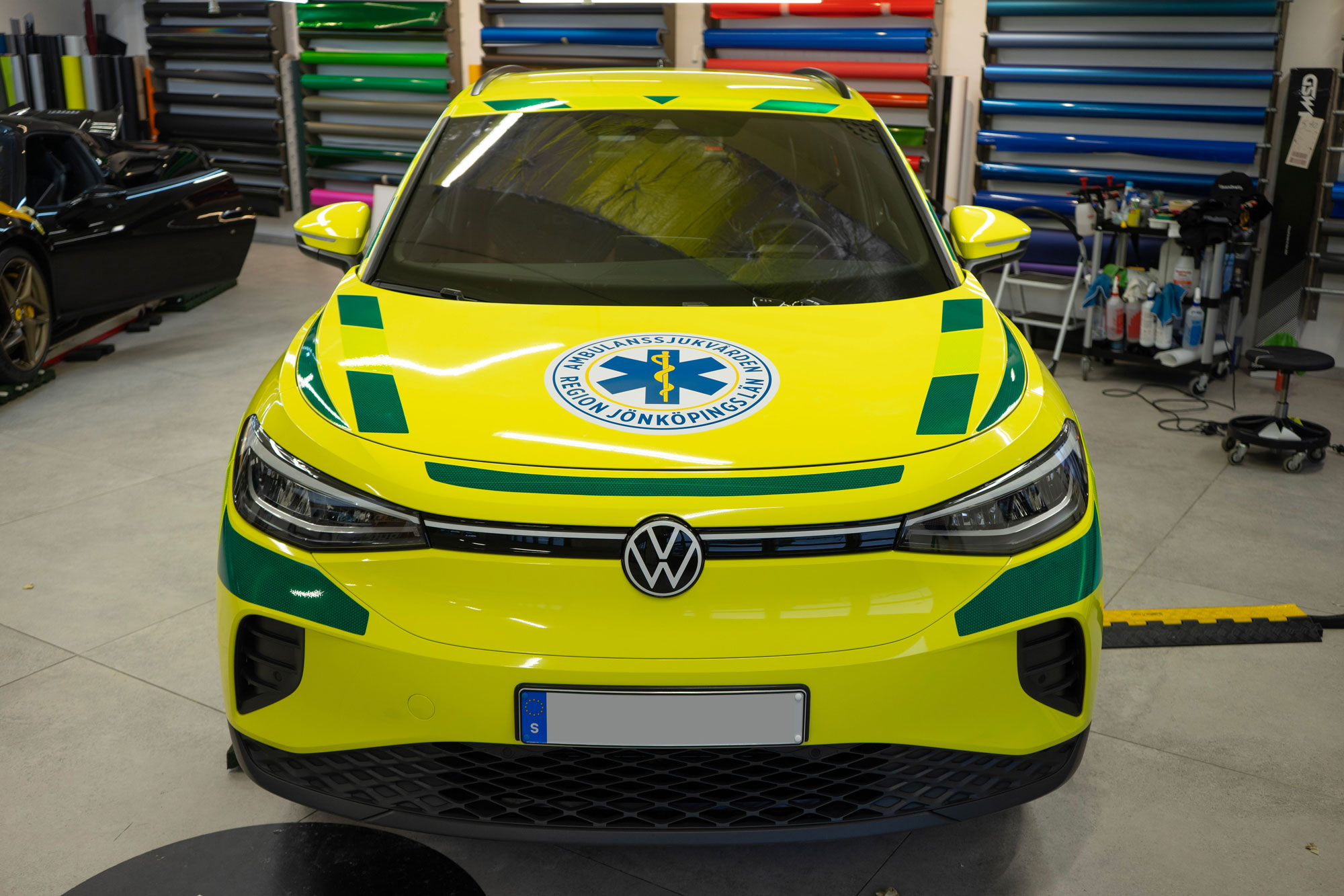 Volkswagen ID.4 Avery ambulance yellow, Battenburg dekor i reflex