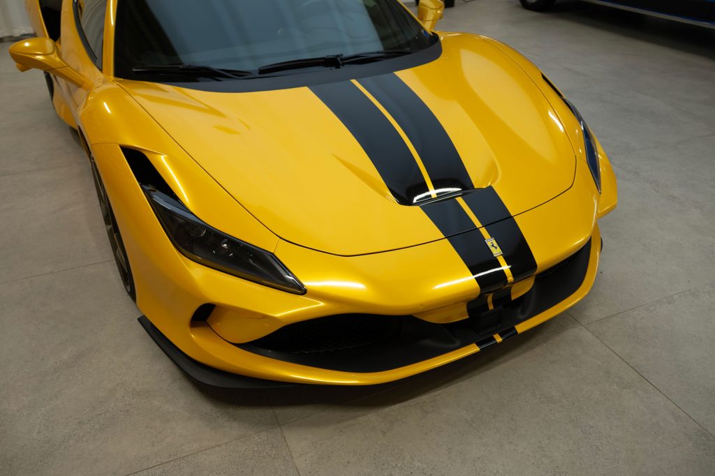 Ferrari F8 Tributo, Platinum Wrapping Film Saffron Yellow med svarta ränder